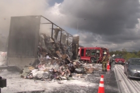 Ümraniye’de tekstil malzemeleri yüklü tır dorsesi alev alev yandı