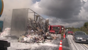 Ümraniye’de tekstil malzemeleri yüklü tır dorsesi alev alev yandı