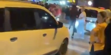 Ümraniye’de vatandaşlar Şeyda Yılmaz’ın şehit edildiği yere karanfiller bıraktı