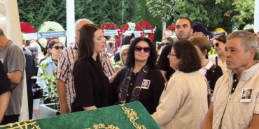 Ünlü oyuncu İrem Sak’ın babası son yolculuğuna uğurlandı