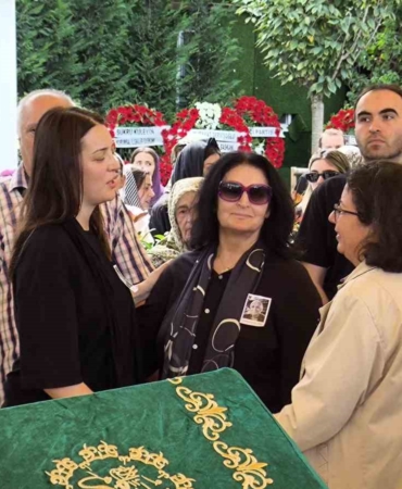 Ünlü oyuncu İrem Sak’ın babası son yolculuğuna uğurlandı