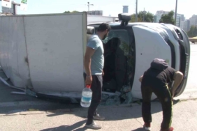 Üsküdar’da ev eşyası taşıyan kamyonet yan yattı: 1 yaralı
