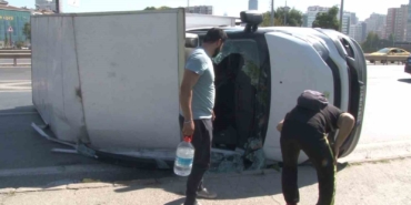 Üsküdar’da ev eşyası taşıyan kamyonet yan yattı: 1 yaralı