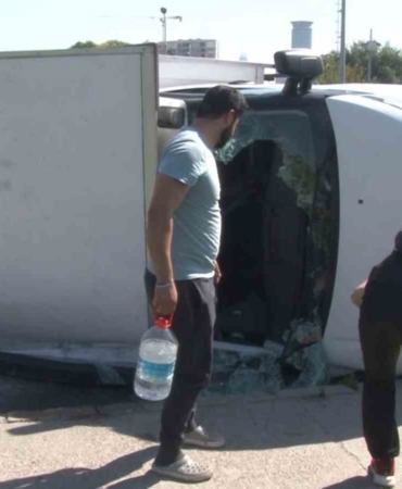 Üsküdar’da ev eşyası taşıyan kamyonet yan yattı: 1 yaralı