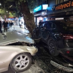 Üsküdar’da kontrolden çıkan araç park halindeki otomobile çarptı: 1’i ağır 4 yaralı