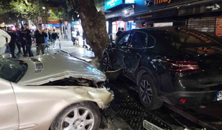 Üsküdar’da kontrolden çıkan araç park halindeki otomobile çarptı: 1’i ağır 4 yaralı
