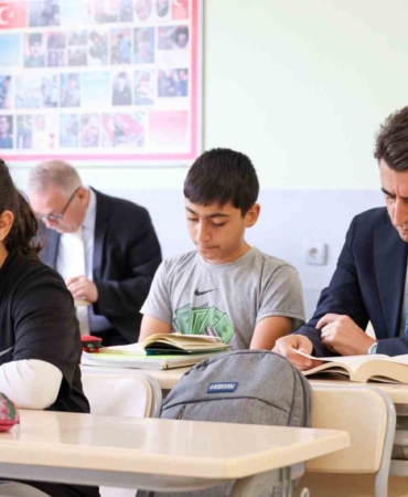 Vali Aygöl, mesaisine okulda başladı