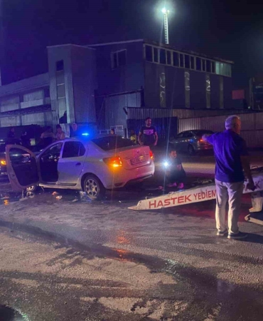 Virajı alamayan otomobil karşı şeride geçti: 5 yaralı