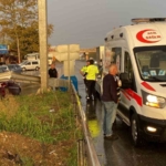 Yağış sebebiyle kayganlaşan yolda araç bariyerlere çarptı: 1 yaralı