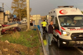 Yağış sebebiyle kayganlaşan yolda araç bariyerlere çarptı: 1 yaralı