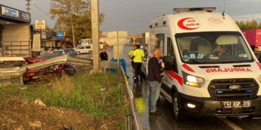 Yağış sebebiyle kayganlaşan yolda araç bariyerlere çarptı: 1 yaralı