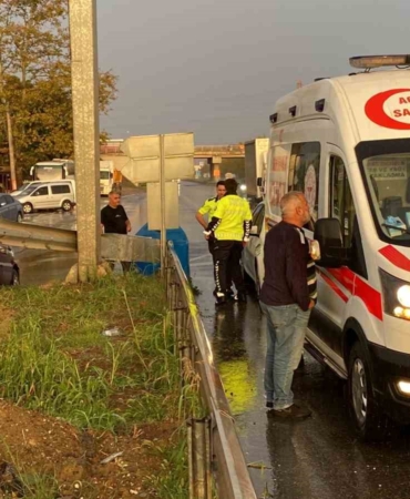 Yağış sebebiyle kayganlaşan yolda araç bariyerlere çarptı: 1 yaralı