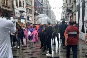 Yağmura Taksim Meydanı’nda yakalanan vatandaşlar zor anlar yaşadı