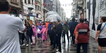 Yağmura Taksim Meydanı’nda yakalanan vatandaşlar zor anlar yaşadı