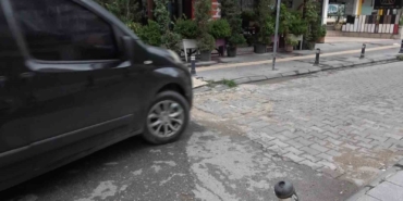 Yalova’da bozuk yolu belediye yapmayınca iş vatandaşa düştü