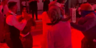 Yalova’da damadın arkadaşları kadın kılığına girerek düğünü bastı