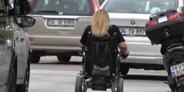 Yalova’da engellilerin tekerlekli sandalyeyle tehlikeli yolculuğu isyan ettirdi