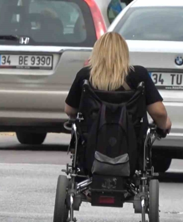 Yalova’da engellilerin tekerlekli sandalyeyle tehlikeli yolculuğu isyan ettirdi
