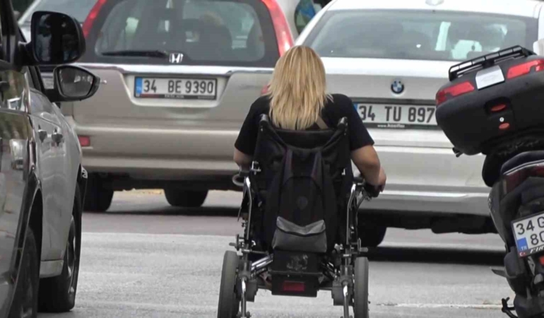 Yalova’da engellilerin tekerlekli sandalyeyle tehlikeli yolculuğu isyan ettirdi