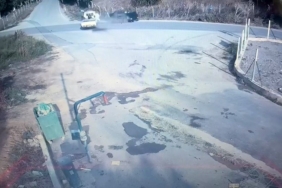 Yan yoldan çıkan kamyonet ana yoldan geçen otomobille çarpıştı: 2 yaralı