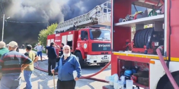 Yangın büyük ölçüde kontrol altına alındı: Mahalleli yangın bölgesine ayran taşıdı