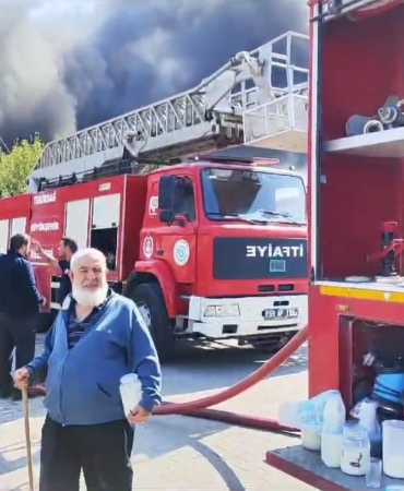 Yangın büyük ölçüde kontrol altına alındı: Mahalleli yangın bölgesine ayran taşıdı