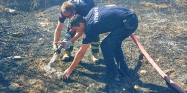 Yangında kurtarılan kaplumbağaya itfaiyeden can suyu