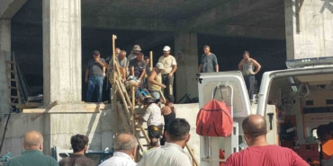 Yaralı işçiyi ambulansa yetiştirmek için yoğun çaba sarf ettiler