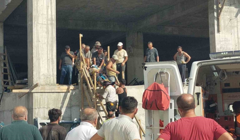 Yaralı işçiyi ambulansa yetiştirmek için yoğun çaba sarf ettiler