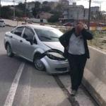 Yardıma diye geldikleri kazazedenin telefonunu çaldılar