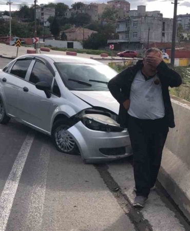 Yardıma diye geldikleri kazazedenin telefonunu çaldılar
