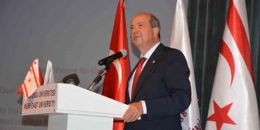 YDÜ’de yeni akademik yılın ilk dersini Cumhurbaşkanı Ersin Tatar verdi