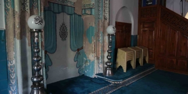 Yeni Bezzaz Camii’nin mihrabı dökülüyor