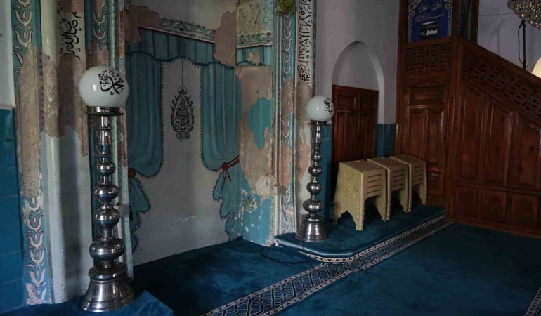 Yeni Bezzaz Camii’nin mihrabı dökülüyor