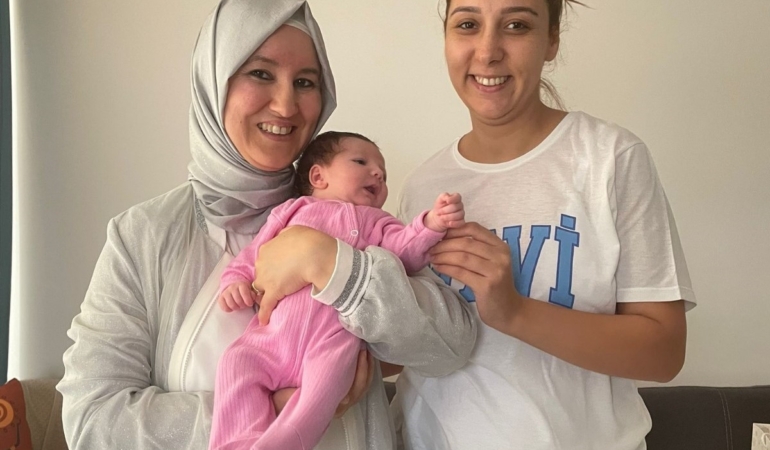 Yeni doğan bebekler hediyelerini Erenler Belediyesi’nden alıyor