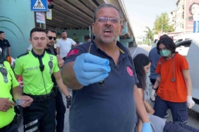 Yerdeki yaralıyı bırakıp, görevini yapan basın mensubuna engel oldular