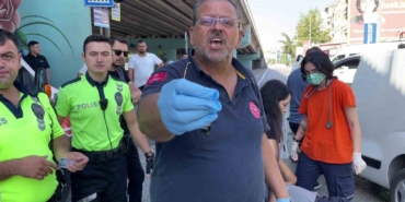 Yerdeki yaralıyı bırakıp, görevini yapan basın mensubuna engel oldular