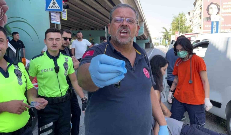 Yerdeki yaralıyı bırakıp, görevini yapan basın mensubuna engel oldular