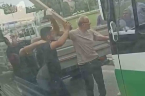 Yol verme meselesi kavgaya döndü, 2 sürücü kalaslarla birbirine girdi