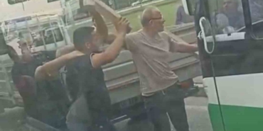 Yol verme meselesi kavgaya döndü, 2 sürücü kalaslarla birbirine girdi