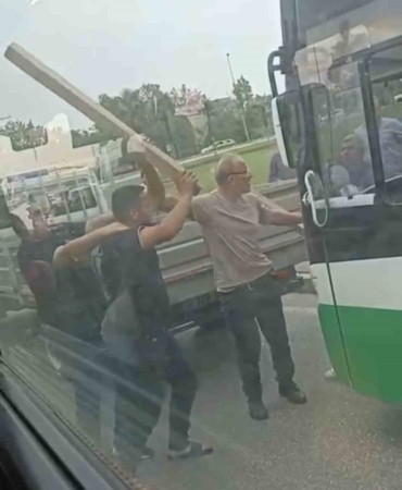 Yol verme meselesi kavgaya döndü, 2 sürücü kalaslarla birbirine girdi