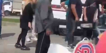 Yolun karşısına geçen yayaya otomobil çarptı