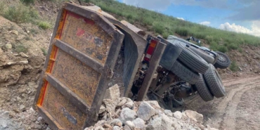 Yükü ağır gelen kamyon yan yattı: Sürücü ölümden döndü