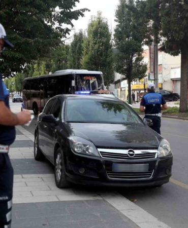Zabıta kaldırımlara park eden araçları affetmedi