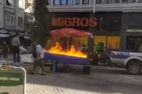 Zabıtaya kızdı, tezgahı yaktı