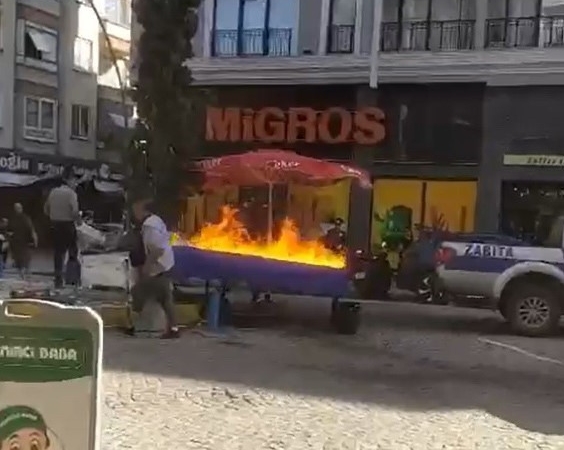 Zabıtaya kızdı, tezgahı yaktı
