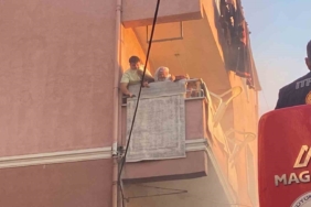 4 katlı binada yangın paniği: Mahsur kalanları itfaiye kurtardı