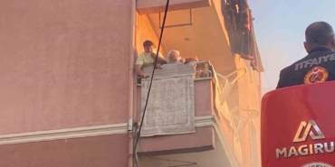 4 katlı binada yangın paniği: Mahsur kalanları itfaiye kurtardı