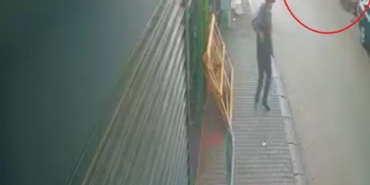 5 aracı biçti, ağır yaralandı... O anlar kamerada