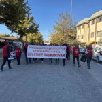 6 kişinin işine son verilen Büyükkarıştıran Belediyesi önünde eylem